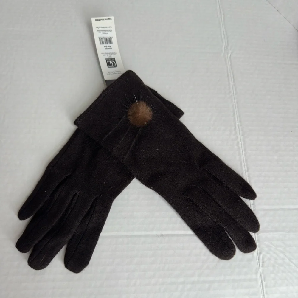 Charlie Peige Elegant brown gloves with Pom Detail size Medium